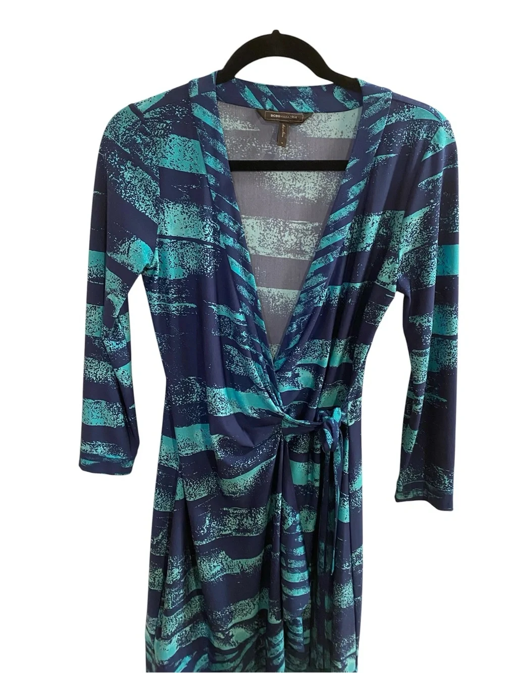 ๐Sold BCBGMaxAzria Navy/Teal
Printed Warp Mini Dress
Size Small
NWOT - Picture 4 of 10